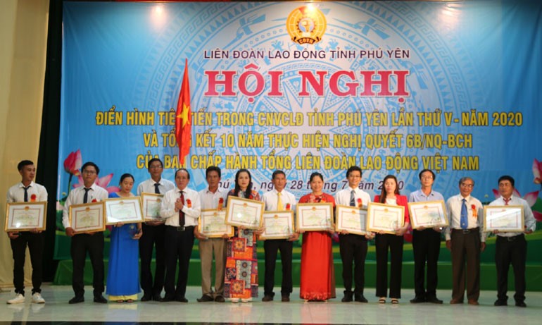 Công đoàn cơ sở Công ty CP Cấp thoát nước Phú Yên được Liên đoàn lao động tỉnh tặng Bằng khen tại Hội nghị điển hình tiên tiến trong công nhân viên chức lao động giai đoạn 2015-2020.