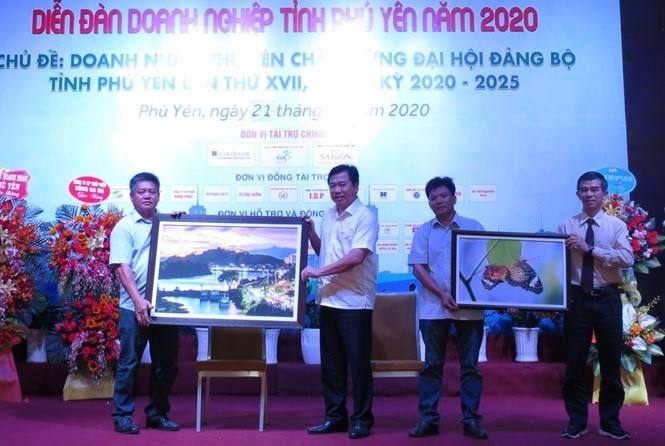 Đồng chí Chủ tịch UBND tỉnh Trần Hữu Thế  trao bức tranh cho đơn vị đã đấu giá thành công