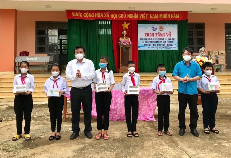 Công ty CP Cấp thoát nước Phú Yên đồng hành cùng LĐLĐ tỉnh trao tặng 2.000 tập vở cho học sinh có hoàn cảnh khó khăn 