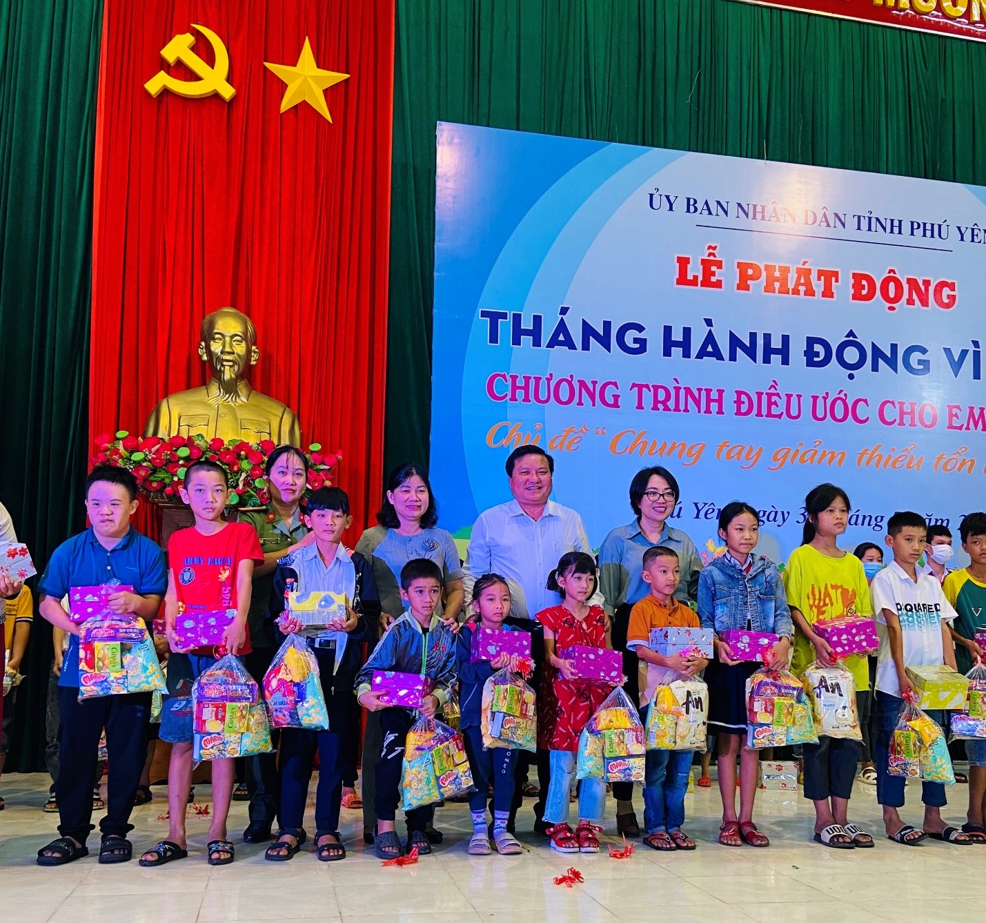 Công ty CP Cấp thoát nước Phú Yên tặng 200 suất quà cho trẻ em khó khăn nhân Lễ Phát động Tháng hành động vì trẻ em tỉnh Phú Yên năm 2023
