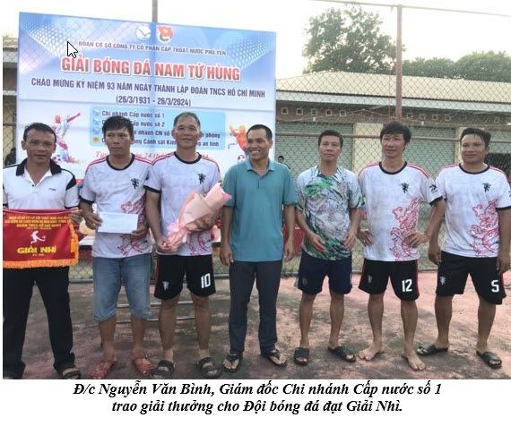 Đ/c Nguyễn Văn Bình, Giám đốc Chi nhánh Cấp nước số 1  trao giải thưởng cho Đội bóng đá đạt Giải Nhì.
