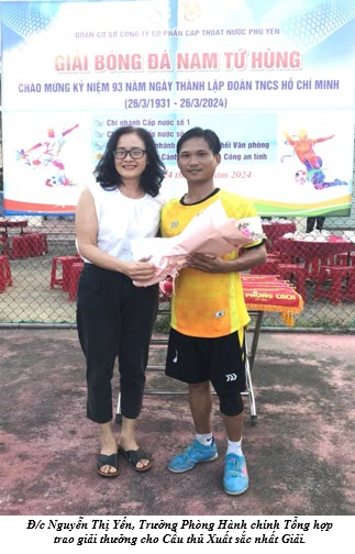 Đ/c Nguyễn Thị Yến, Trưởng Phòng Hành chính Tổng hợp  trao giải thưởng cho Cầu thủ Xuất sắc nhất Giải.