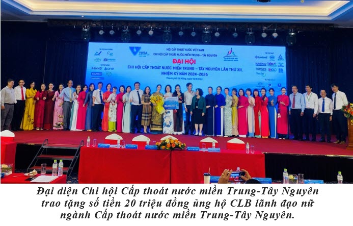 Đại diện Chi hội Cấp thoát nước miền Trung-Tây Nguyên  trao tặng số tiền 20 triệu đồng ủng hộ CLB lãnh đạo nữ  ngành Cấp thoát nước miền Trung-Tây Nguyên.