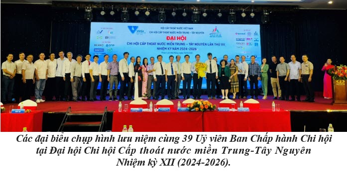 Các đại biểu chụp hình lưu niệm cùng 39 Uỷ viên Ban Chấp hành Chi hội  tại Đại hội Chi hội Cấp thoát nước miền Trung-Tây Nguyên  Nhiệm kỳ XII (2024-2026).