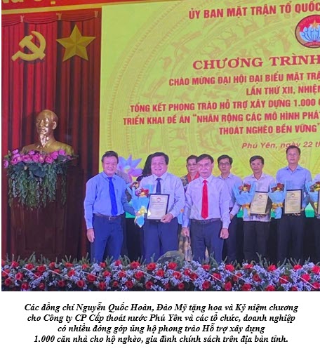 Các đồng chí Nguyễn Quốc Hoàn, Đào Mỹ tặng hoa và Kỷ niệm chương  cho Công ty CP Cấp thoát nước Phú Yên và các tổ chức, doanh nghiệp  có nhiều đóng góp ủng hộ phong trào Hỗ trợ xây dựng  1.000 căn nhà cho hộ nghèo, gia đình chính sách trên địa bàn tỉnh.