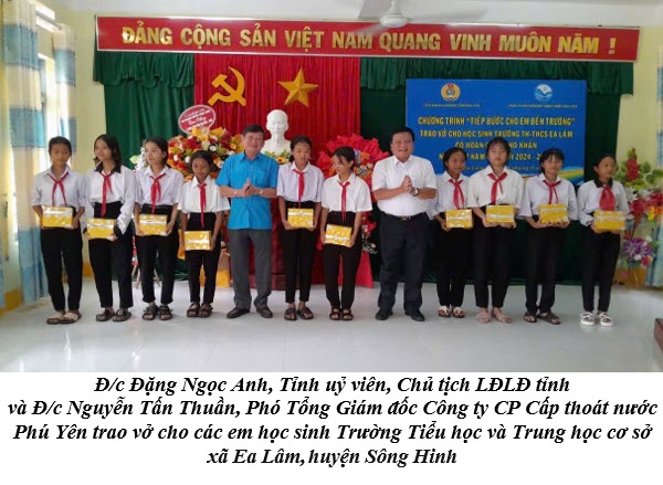 Đ/c Đặng Ngọc Anh, Tỉnh uỷ viên, Chủ tịch LĐLĐ tỉnh  và Đ/c Nguyễn Tấn Thuần, Phó Tổng Giám đốc Công ty CP Cấp thoát nước Phú Yên trao vở cho các em học sinh Trường Tiểu học và Trung học cơ sở  xã Ea Lâm, huyện Sông Hinh