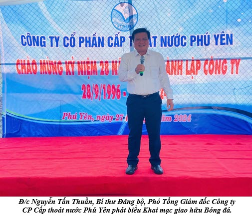 Đ/c Nguyễn Tấn Thuần, Bí thư Đảng bộ, Phó Tổng Giám đốc Công ty  CP Cấp thoát nước Phú Yên phát biểu Khai mạc giao hữu Bóng đá.