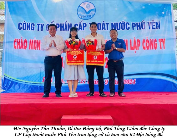 Đ/c Nguyễn Tấn Thuần, Bí thư Đảng bộ, Phó Tổng Giám đốc Công ty  CP Cấp thoát nước Phú Yên trao tặng cờ và hoa cho 02 Đội bóng đá 