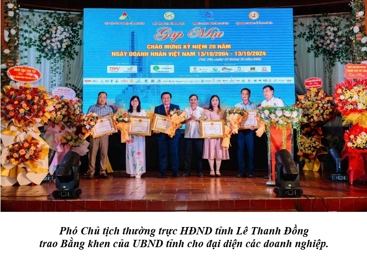 Phó Chủ tịch thường trực HĐND tỉnh Lê Thanh Đồng  trao Bằng khen của UBND tỉnh cho đại diện các doanh nghiệp.