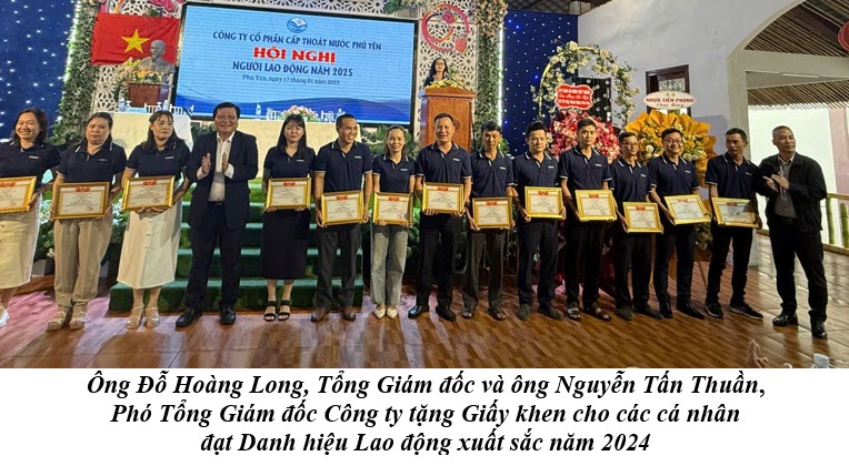 Ông Đỗ Hoàng Long, Tổng Giám đốc và ông Nguyễn Tấn Thuần,  Phó Tổng Giám đốc Công ty tặng Giấy khen cho các cá nhân  đạt Danh hiệu Lao động xuất sắc năm 2024