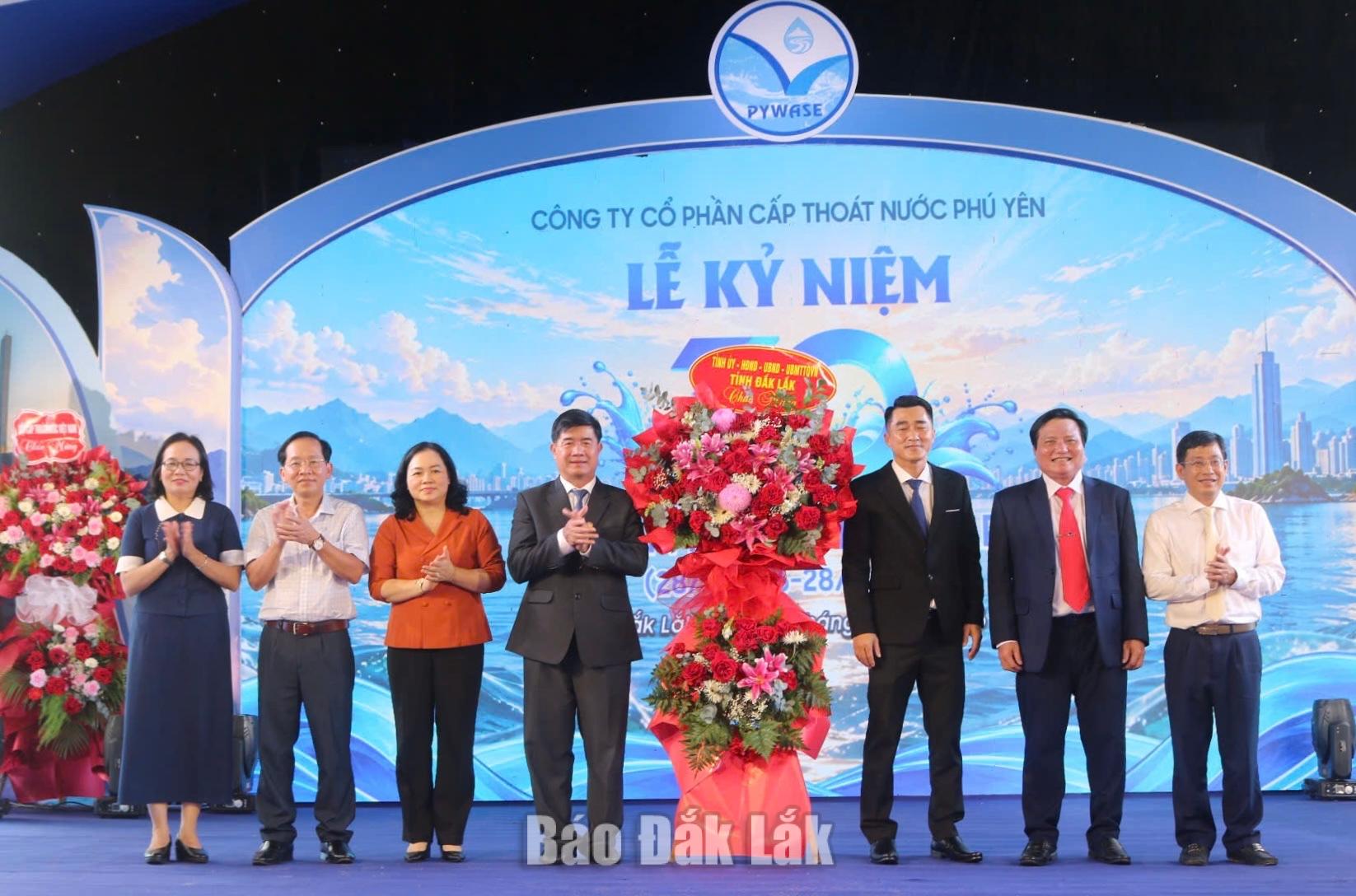L&atilde;nh đạo tỉnh tặng hoa ch&uacute;c mừng c&ocirc;ng ty.